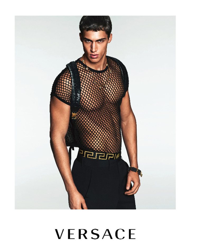 Versace發布春夏男裝廣告，依舊令人臉紅心跳。圖／Versace提供