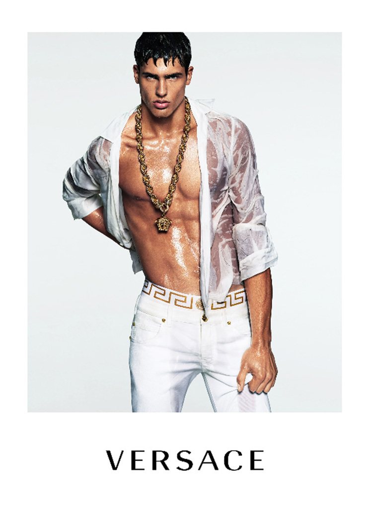 Versace發布春夏男裝廣告，依舊令人臉紅心跳。圖／Versace提供