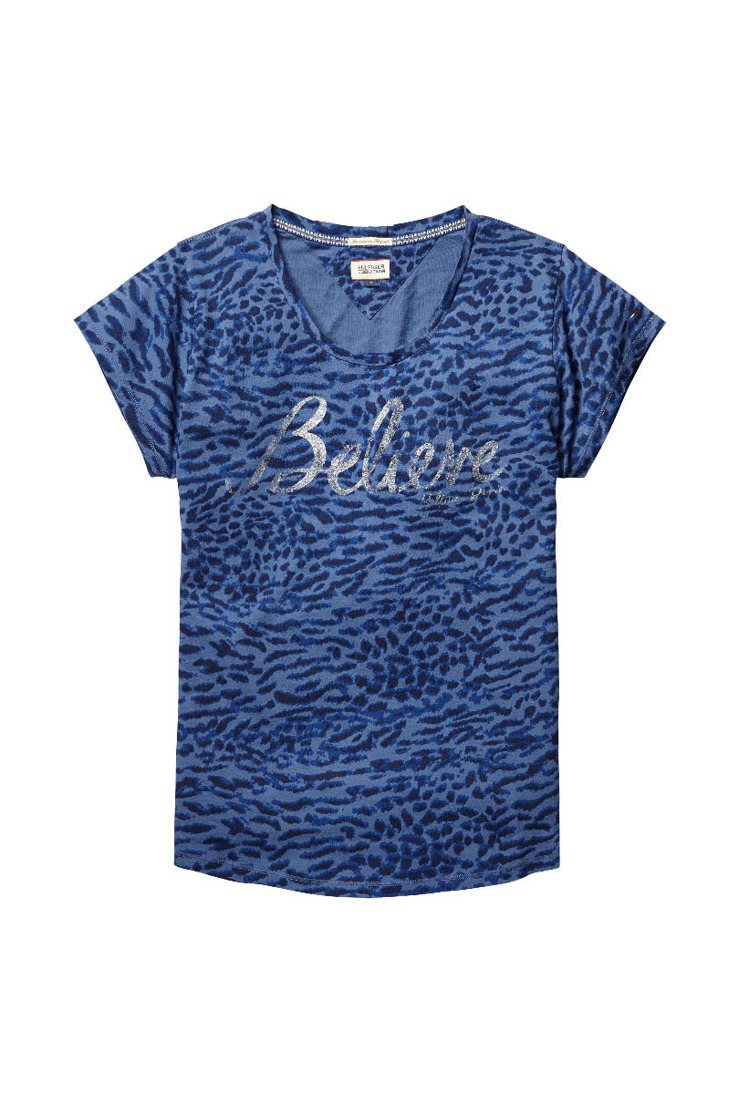 TOMMY HILFIGER的Hilfiger denim藍色豹紋短T，售價1,980元。圖／TOMMY HILFIGER提供