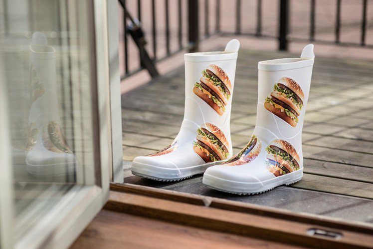 麥當勞自家服飾從內衣到雨靴都有，全都印上大麥克漢堡圖案。圖／擷自dazeddigital.co
m