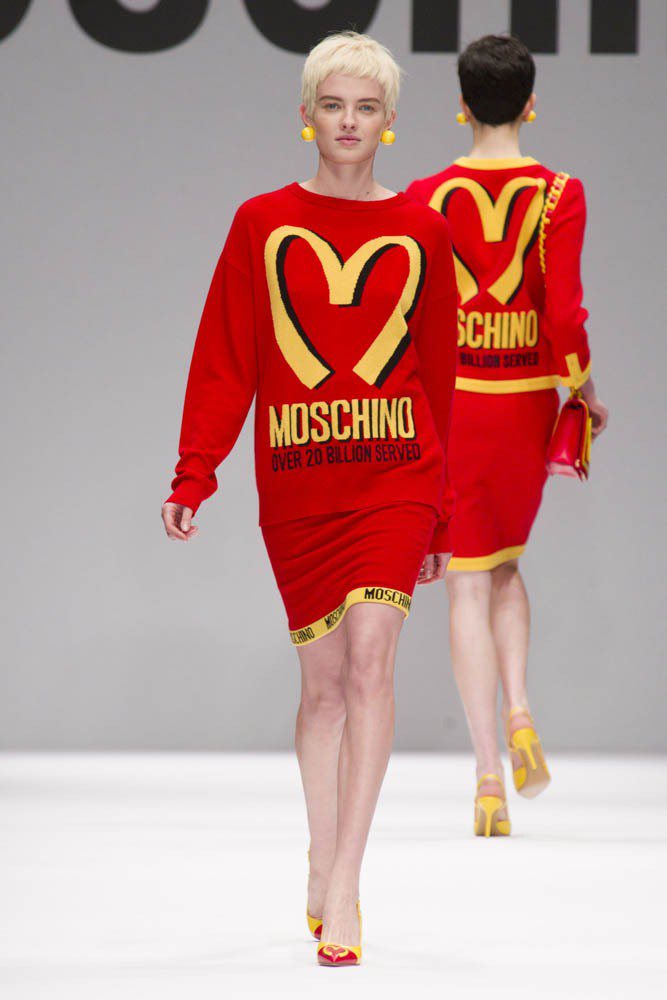 設計師Jeremy Scott去年為Moschino設計的「類麥當勞」服飾，其中薯條手機套更是全球賣翻天。圖／Moschino提供