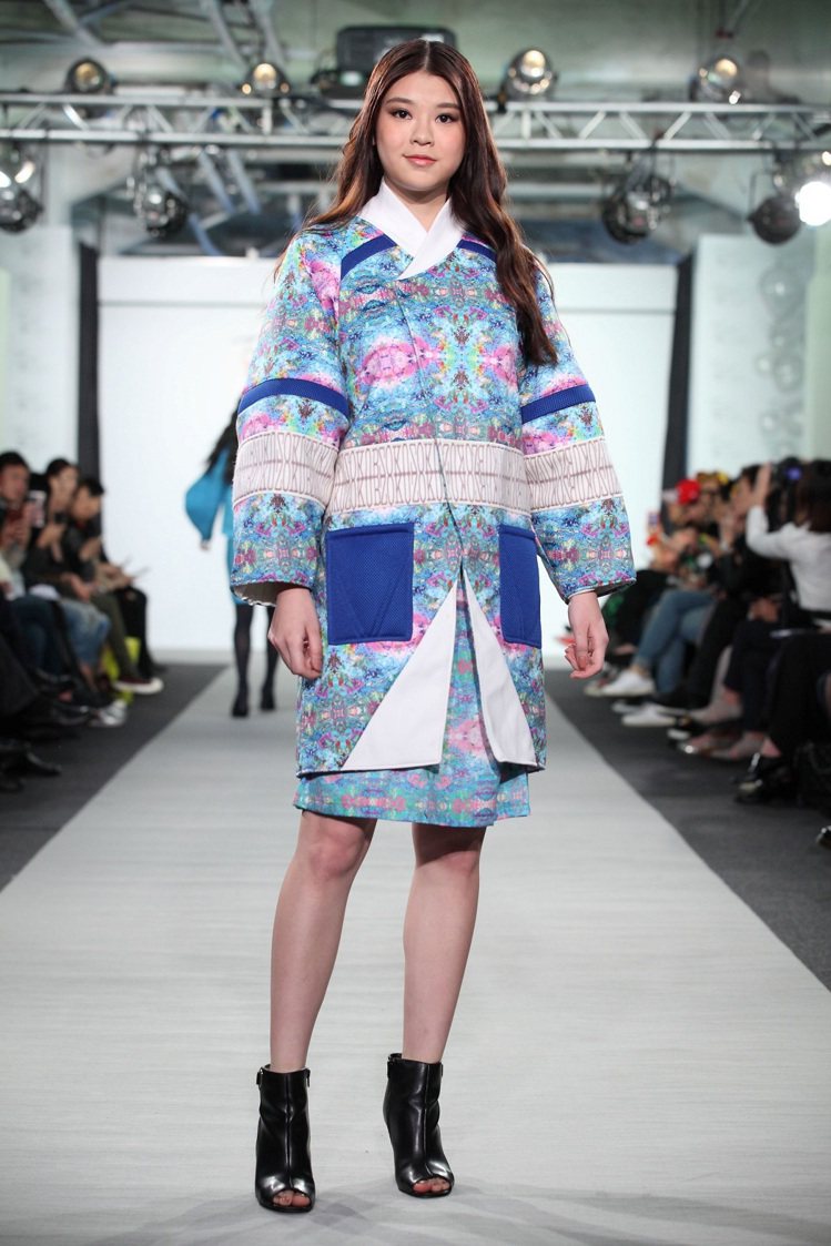 參與AFC時尚計畫的日本設計師星拓真，擅長運用鮮艷色彩的圖案，設計出不分性別的中性服裝。圖／台北魅力展提供