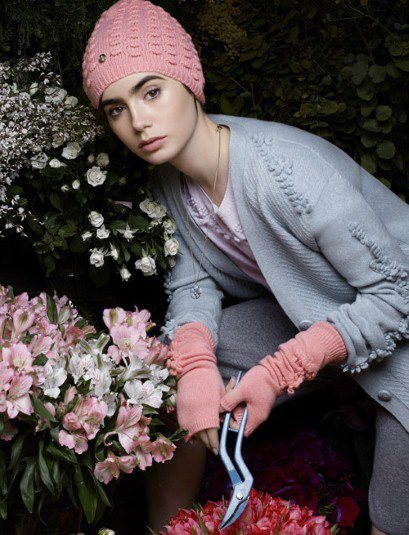香奈兒旗下針織品牌 Barrie 最新的2015秋冬系列廣告依舊由卡爾拉格斐掌鏡，莉莉化身美麗的花園精靈，穿戴 Barrie 針織單品，在花草圍繞下展現柔美摩登的時尚態度。圖／擷自英國每日電訊報