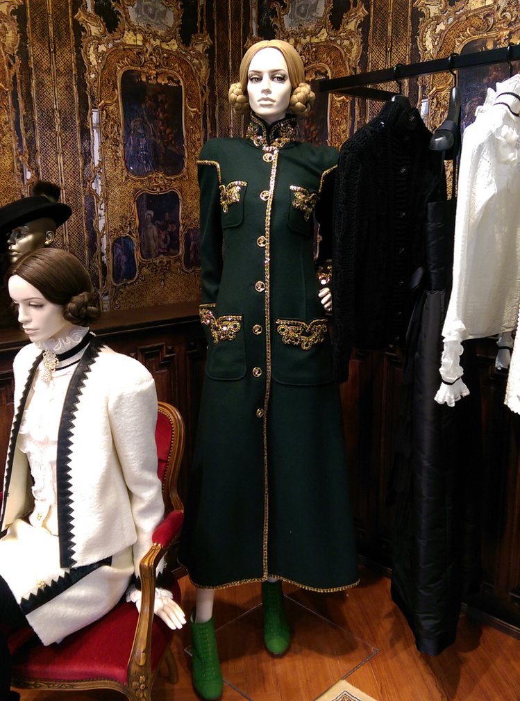 巴黎-薩爾斯堡系列以外套為重點，其中立領的設計可說是貫穿整個系列。硬挺的軍裝風格展現十足帥氣。記者吳曉涵／攝影