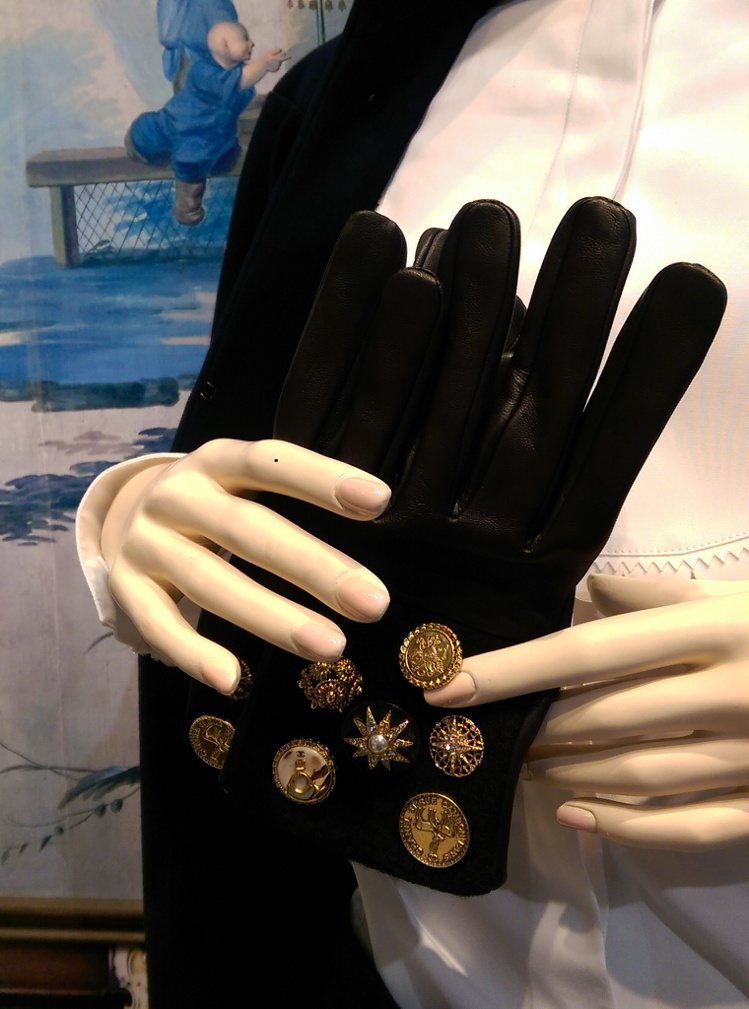 黑色金屬鈕扣小羊皮手套，53200元。記者吳曉涵／攝影