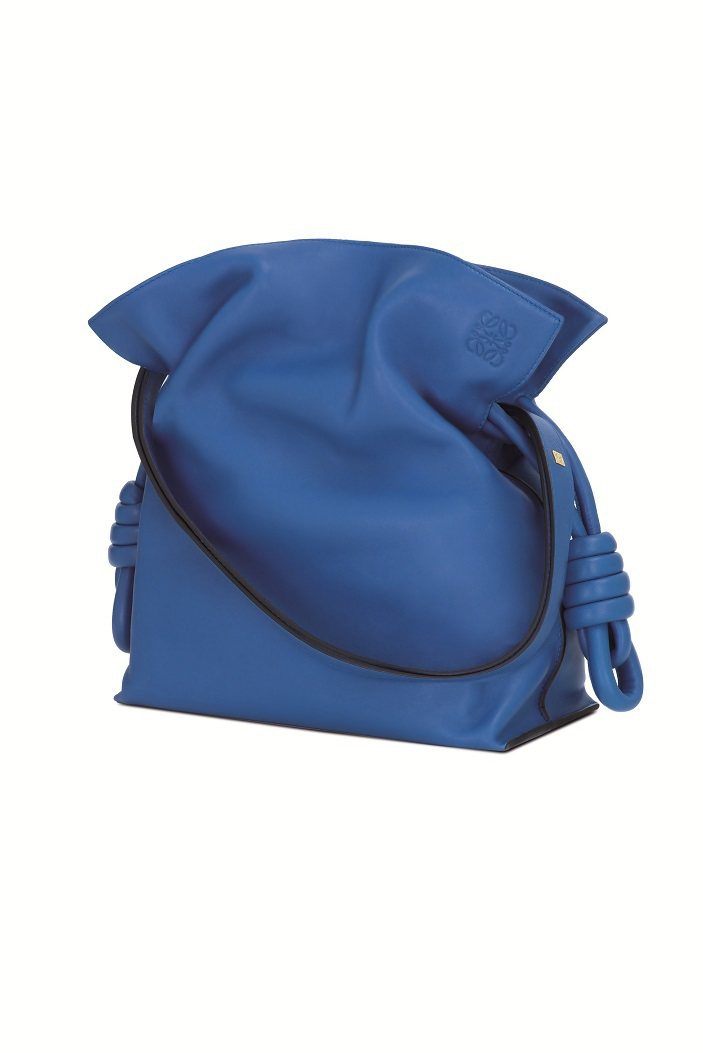 Flamenco電光藍小型手袋 ，79,000元。圖／LOEWE提供
