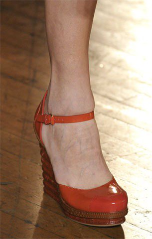 Marc By Marc Jacobs漆皮暗橘色楔形鞋。圖／達志影像提供