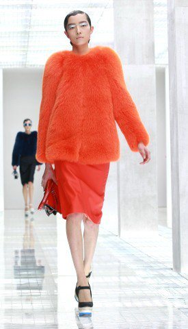 Prada橘色皮草套裝。圖／Prada提供