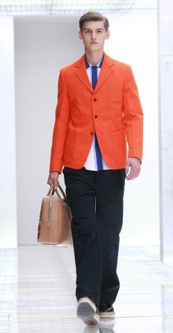 Prada西裝也是橘色的。圖／Prada提供