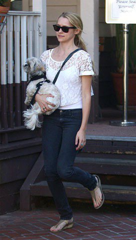 泰瑞莎帕爾墨穿著一件蕾絲照衫套細肩帶背心，輕鬆出門溜狗。圖／達志影像提供