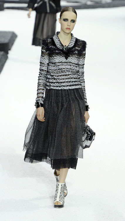 Chanel 紗裙微蓬的弧度散發些許田園女孩風格。圖／達志影像