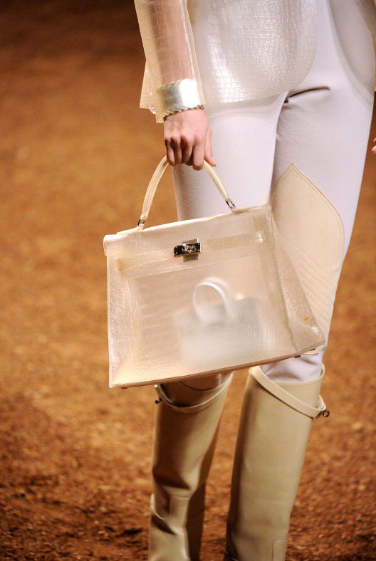 Hermes 的米白透明凱莉包，利用帶點年輕氣息的材質製成，不失是一種創新突破。圖／達志影像
