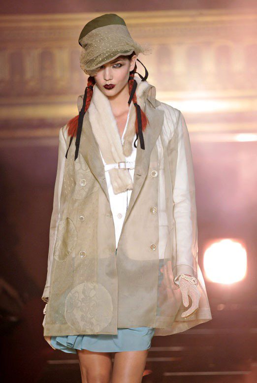 John Galliano的透明風衣顛覆傳統，輕盈的材質製成的翻領外套別具特色。圖／達志影像