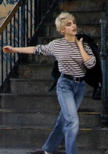 瑪丹娜1986年「Papa don't preach」 MV中經典造型。圖／擷取自MADONNAGLAM