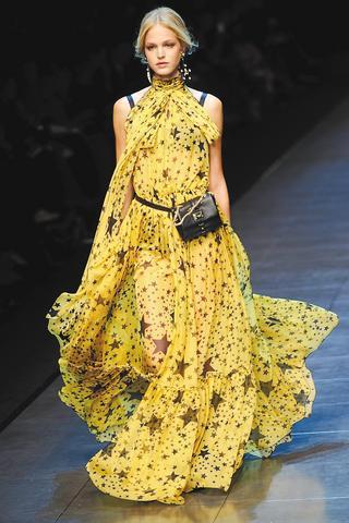 Dolce & Gabbana秀場上模特兒在腰間繫上復古仿舊小方包。圖／法新社