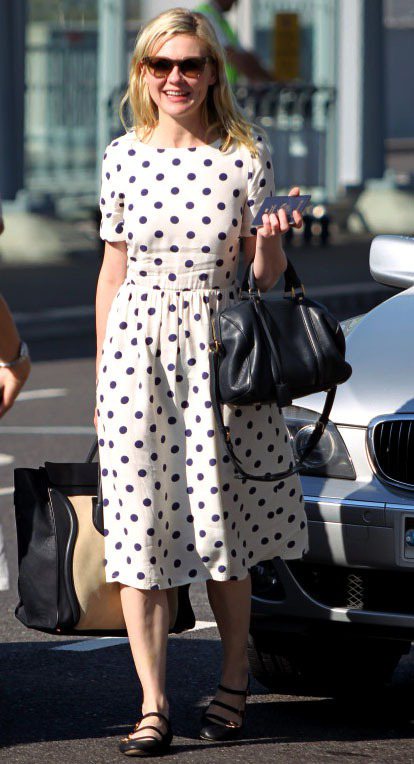 克絲汀鄧斯特的白色圓點洋裝將她打造成一位甜美的鄰家女孩。圖／達志影像