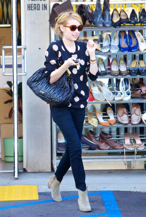 艾瑪羅勃茲穿圓點上衣搭配Miu Miu超可愛的「放大版」皺摺錢包，非常吸睛。圖／達志影像