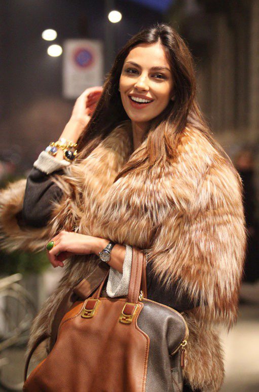 內衣名模Madalina Ghenea穿上誇張華麗的皮草外套，份量感十足。圖／達志影像