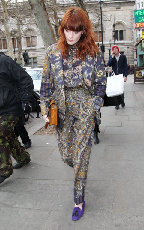 Florence Welch一身復古又中性的碎花套裝搭配紫色絨布樂福鞋不過於高調，也很符合服裝配色與風格。圖／達志影像