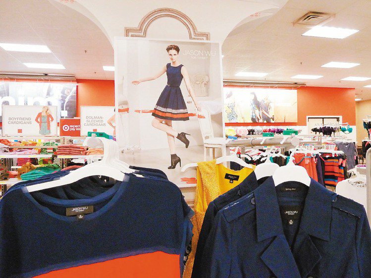 吳季剛平價服飾擺設在Target店內最顯著的位置。圖／擷取自Target網站