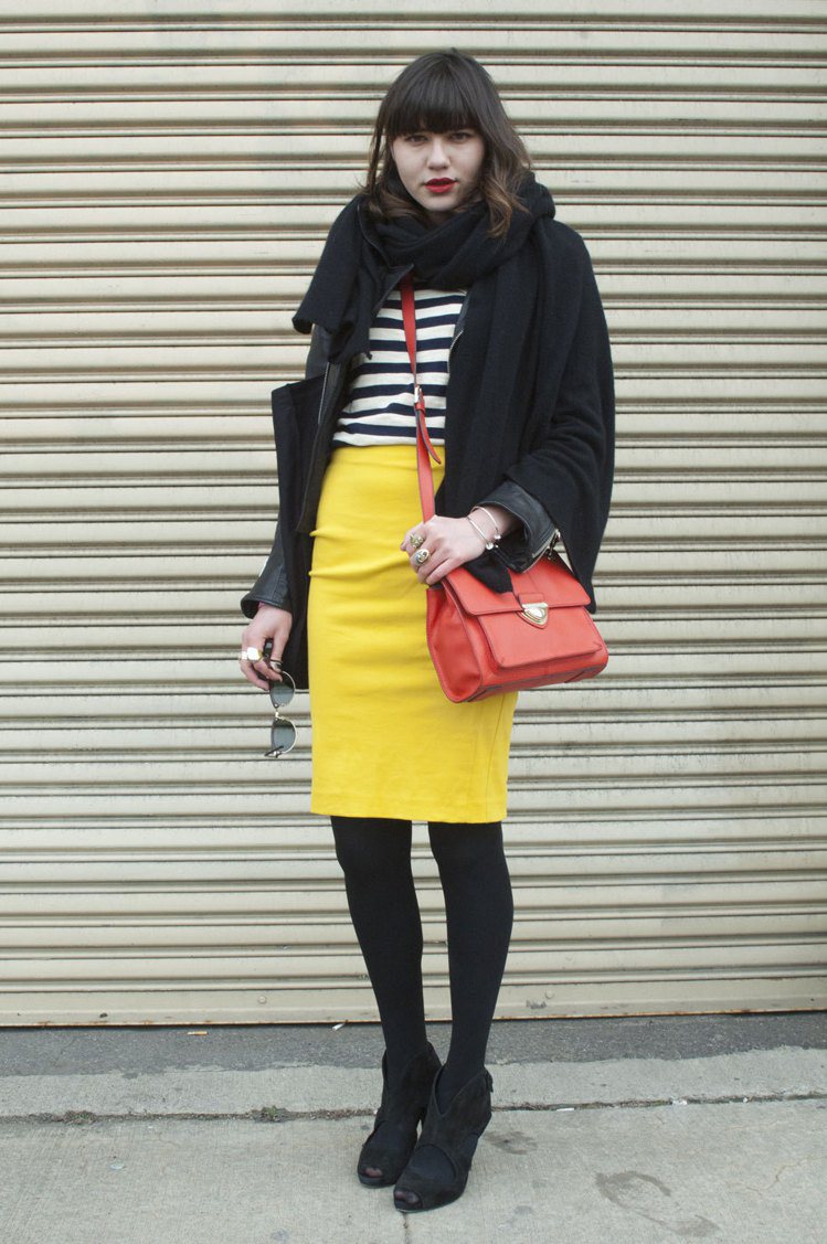 黃色鉛筆裙配上紅色小包，優秀的撞色在冬天也不無聊。圖／Imaxtree、文／美麗佳人提供