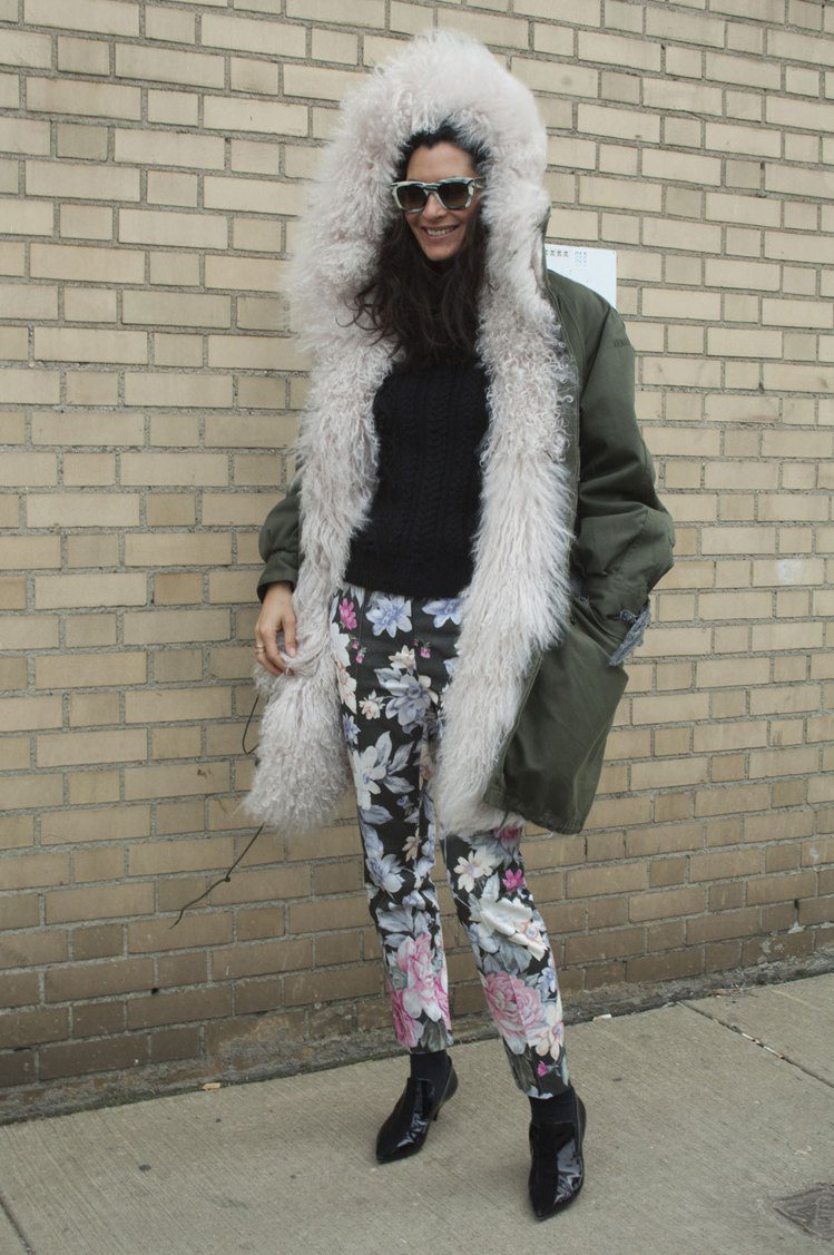 喜歡時尚編輯Kate Lanpher的Style嗎? 軍綠毛毛大外套你的最佳選擇。圖／Imaxtree、文／美麗佳人提供