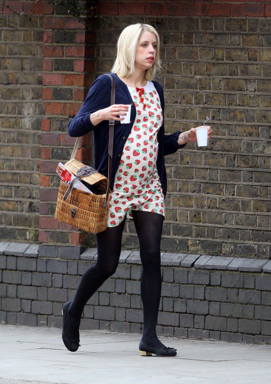 懷孕的英國名媛Peaches Geldof穿著可愛的草莓洋裝搭深藍色針織外套 。圖／達志影像