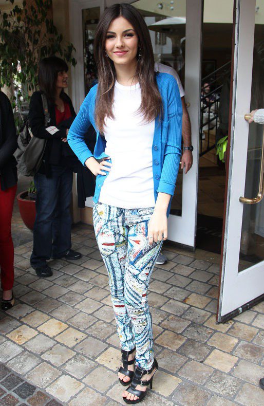 迪士尼女星Victoria Justice 用亮藍色針織外套搭同色系印花窄管褲。圖／達志影像