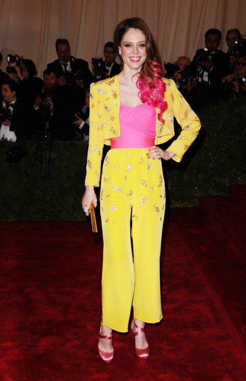 超模Coco Rocha以一身黃色GIVENCHY古董套裝現身，內搭的桃紅色服裝與髮尾巧妙呼應。圖／達志影像