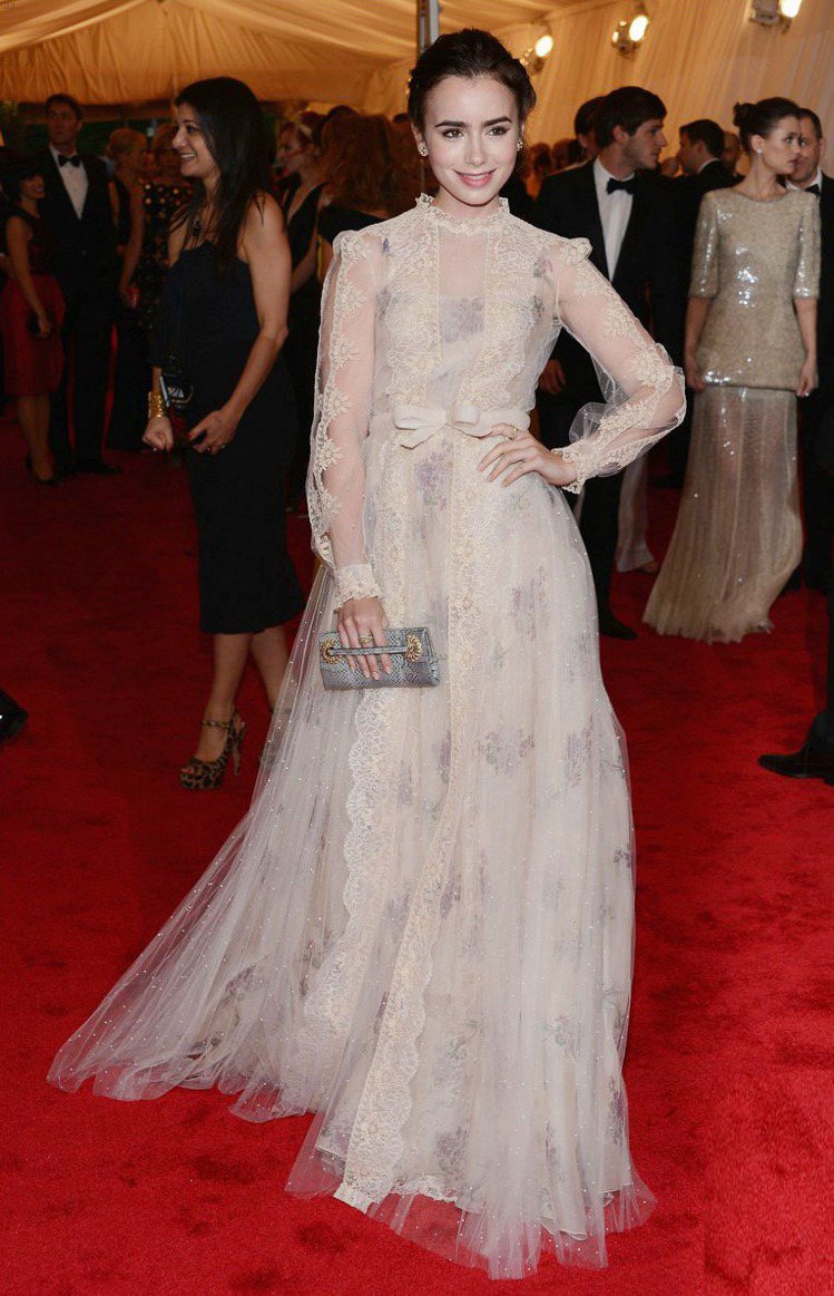 粗眉白雪公主莉莉柯林斯很適合VALENTINO夢幻禮服。圖／達志影像