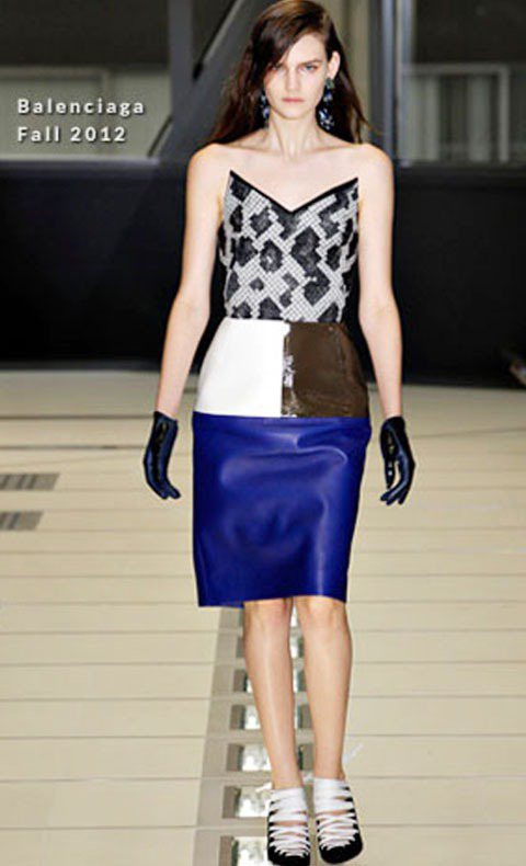 克莉絲汀史都華的Balenciaga洋裝在秀場上很有型，配戴上皮手套會好看很多。圖／擷取自
RCFA