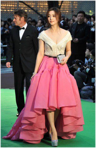 范冰冰穿著Jason Wu 2012春夏粉色螢光裙。圖／達志影像