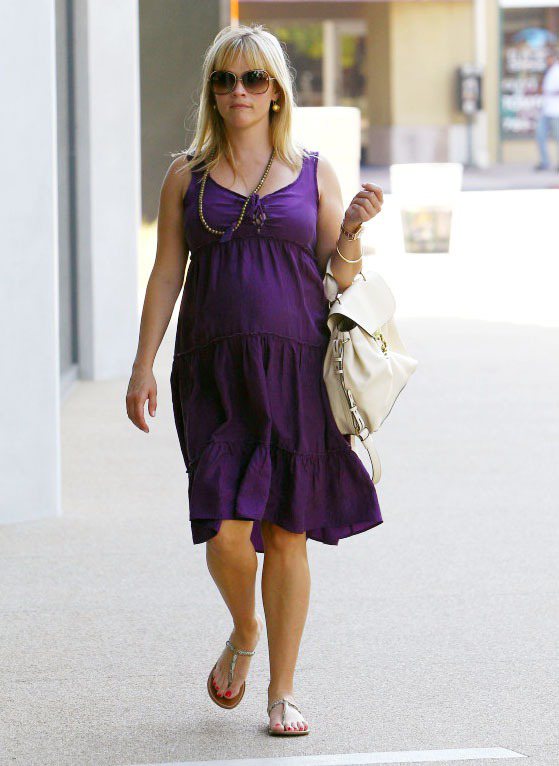 各式浪漫甜美的短洋裝搭配不同涼鞋與包款，瑞絲薇絲朋簡直像在示範「輕巧夏日穿搭」一樣。圖／達志影像