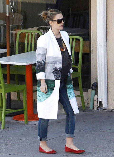 茱兒芭莉摩熱愛西裝外套，懷孕中也要穿，連長版的也不放過。圖／擷取自bellyitchblog.com