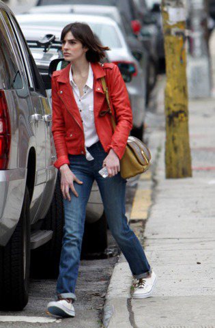 褲管整齊反摺的中性穿法搭配紅色皮夾克，艾莉蘿涵帥氣中不失女人味。圖／達志影像