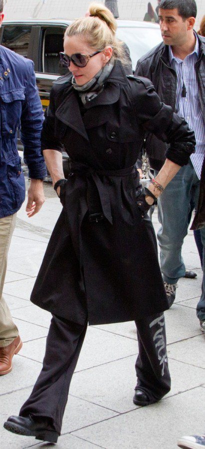 瑪丹娜穿BURBERRY風衣排練演唱會。圖／BURBERRY提供