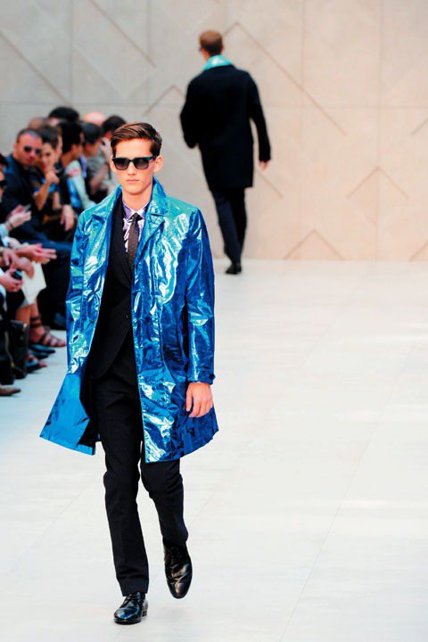 BURBERRY2013春夏男裝推出一系列金屬亮彩的外套與風衣。圖／路透