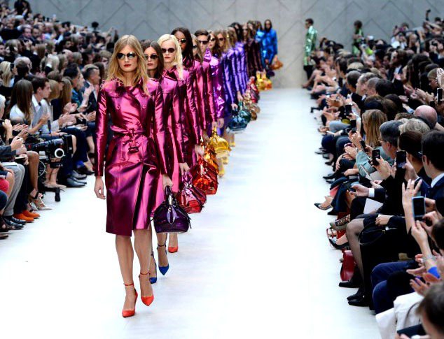 BURBERRY2013春夏女裝也推出一系列金屬亮彩的外套與風衣。圖／路透