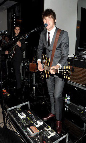 最近光澤感的領帶正火紅，灰色加酒紅色的搭配硬是被英國搖滾樂手Miles Kane...