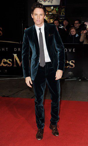 英國演員Eddie Redmayne在參加電影《悲慘世界》首映時，大膽的穿上藍綠...