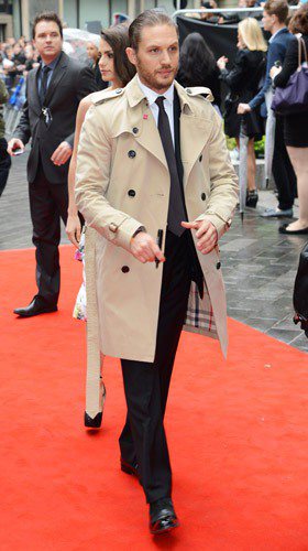 演出黑暗騎士反派角色班恩的Tom Hardy，出席首映會時雖然是穿上最經典的黑色西裝，但外面搭上風衣就是有種瀟灑的感覺。圖／Burberry；文／美麗佳人提供