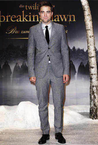 羅柏派汀森在Twilight首映上穿上淺灰色的西裝，帶有點毛呢的材質讓整個人都看...