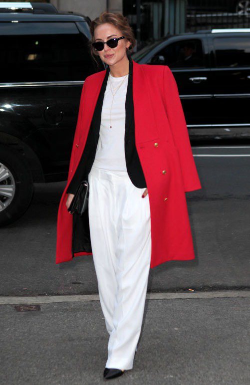 部落客Kelly Framel選擇了一件白色寬版連身褲搭配紅色大衣，特別用黑色西裝外套搭出層次，大衣穿脫之間各能展現不同的風格。圖／達志影像