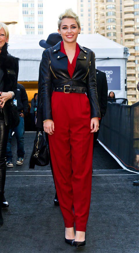 麥莉希拉用深V的設計來保留性感風格，外搭皮衣十足街頭個性味，短版的設計也修飾了身材比例。圖／達志影像