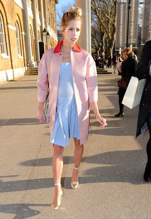 Peaches Geldof粉色橘領大衣配粉藍色洋裝，搭配銀色的繫帶低跟鞋，有種《綠野仙蹤》桃樂絲的感覺。圖／達志影像