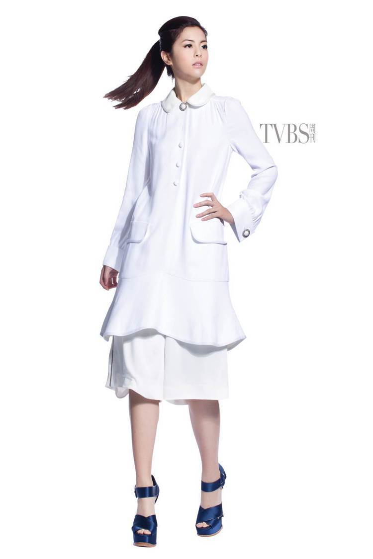 白色水晶鈕釦洋裝（價格未定）、白色百慕達短褲（價格未定）（ALL BY LOUIS VUITTON）圖／TVBS周刊提供