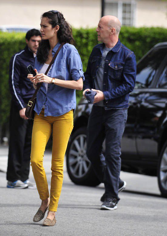 Emma Heming丹寧襯衫內搭白T非常隨性休閒，黃色窄管褲搭起來亮眼合諧，套雙樂福鞋簡單輕鬆就很有型。圖／達志影像