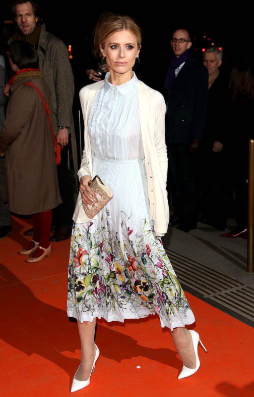 法國女星Laura Bailey淺藍色印花長洋裝，襯衫式的剪裁和長及腳踝的裙擺，風格保守，印花增加活潑質感，白色跟鞋正in。圖／達志影像