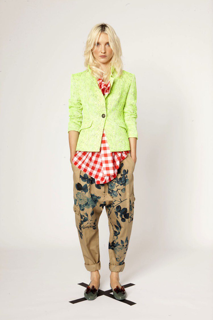 Vivienne Westwood將西裝外套、襯衫與寬版長褲結合，創造獨特中性風格。圖／Vivienne Westwood提供