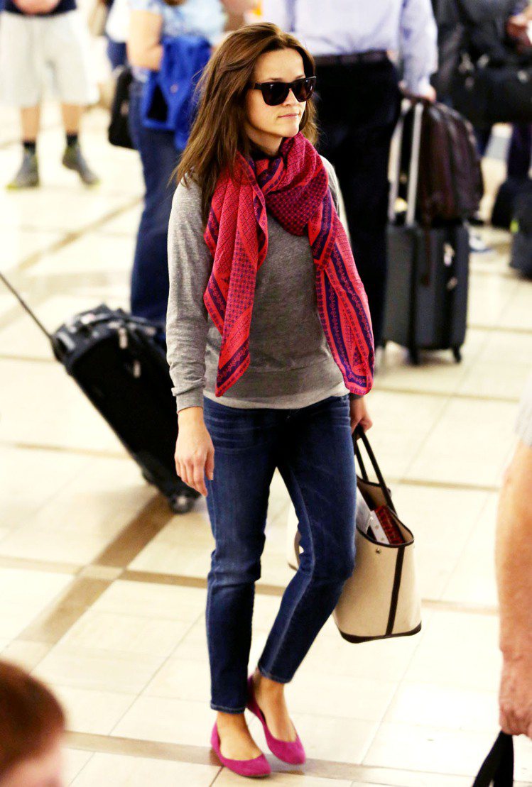 瑞絲薇絲朋和瑪莉詠柯蒂亞一樣用基本款搭鮮明色系的圍巾出現在機場，和圍巾同色系的鞋俏皮可愛。圖／達志影像